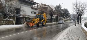 Фото: Се чистат коловозите, но снегот е кашест и остава вода по улиците