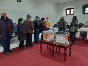 Редици пред некои гласачки места во Битола поради проблемите со уредите за отпечаток од прст