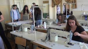 Модна ревија на коктел фустани во Битола изработена од средношколци