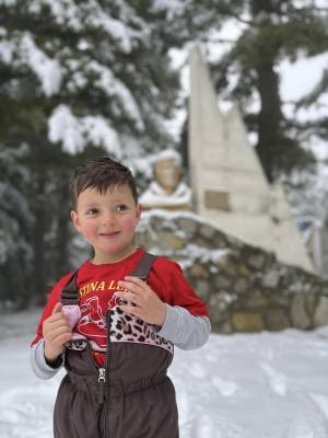 Мал, а освојува големи планински врвови – Дејан Трајковски има само 5 години, а половина од животот планинари
