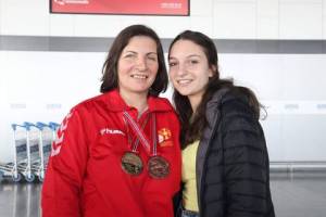 Оливера со нејзината ќерка Викторија Бикова