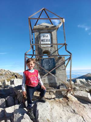 Четиригодишниот Дејан Трајковски од Битола самостојно се искачи на највисокиот врв на Балканот