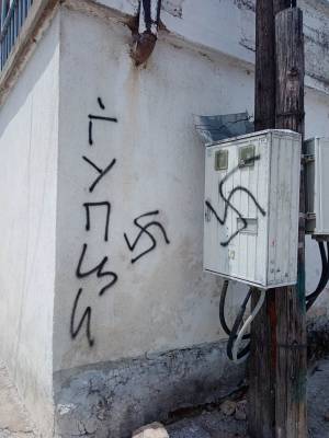 Испишани навредливи натписи и графити врз ромски куќи во Битола