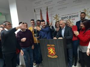 Со шампањ се славеше победата во ВМРО-ДПМНЕ Битола