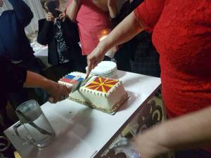 Со торта со македонско и српско знаме и наши песни пречекана Организацијата на жени од Битола во Грделица, Србија