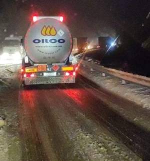 Две цистерни заглавени во снегот на Ѓавато, отежнат  сообраќајот на патот Ресен Битола