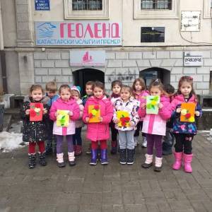 Дечињата од градинките „Мајски цвет“ Битола изработија честитки за 8-ми Март и израдуваа многу битолчанки