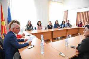 Коњановски додели сертификати на 8 лица за образовни и лични асистенти за ученици со попреченост во средните битолски училишта