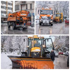 По снежната виулица утрово, механизацијата на зимската служба го расчистува снегот