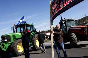 Земјоделците од Лерин ја блокираат границата со Македонија