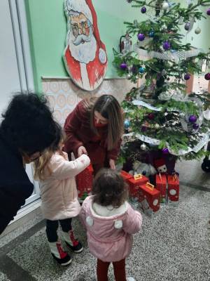 Д-р Ели Димовска донираше новогодишни пакетчиња за децата на Одделението за педијатрија во Болницата