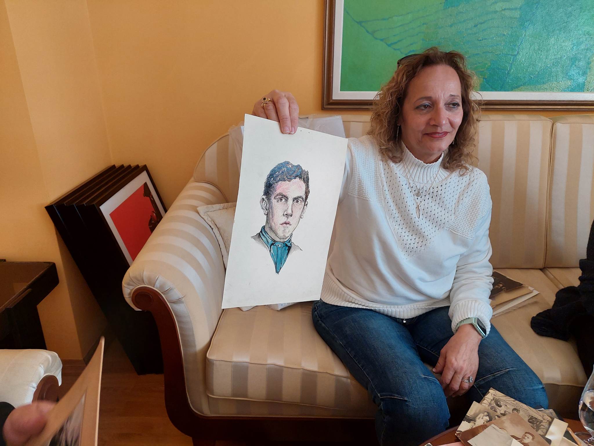рејчел АРОЕСТИ со портрет на кој ГАстон се насликал себеси