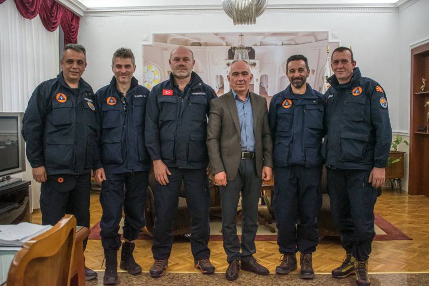 Битолските спасувачи утрово се вратија од Турција, градоначалникот Коњановски ги награди со по една просечна плата