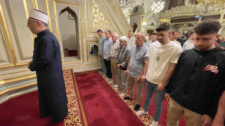 Битолските џамии полни со верници, за многу години Курбан Бајрам!