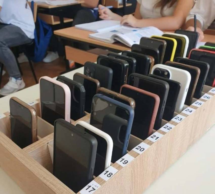 Горната гимназија им забрани на учениците мобилни на часовите-се оставаат во кутија