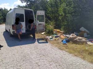 Битолчани со комбе фрлале ѓубре во паркот „Пелистер“, чуварската служба ги фати на лице место