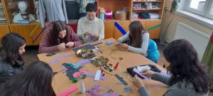Учениците од текстилната струка изработуваат везени обележувачи за книги по повод месецот на книгата и училишните библиотеки