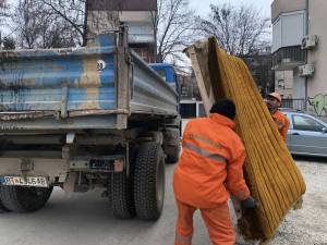 Битолски „Комуналец“ го подига габаритниот отпад низ градот