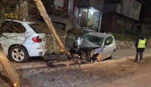 Малолетник од Битола со автомобил се забил во дрво и паркирани возила