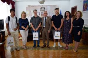 Коњановски им прача на тројцата студенти нашинци од дијаспората да ја запознаат културата и историјата на Битола