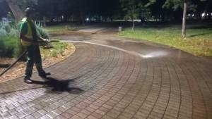 „Комуналец“ со ноќно миење и чистење на Градското шеталиште и паркот во Битола
