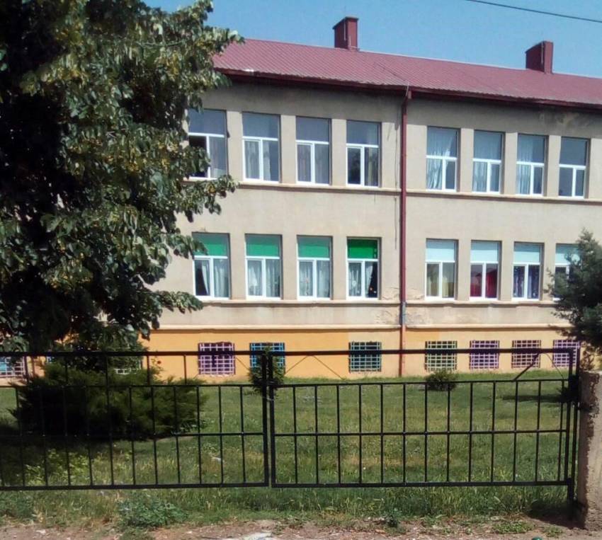 Притворениот битолчанец се заканувал дека ќе го убие ученикот од ОУ„Даме Груев“, а сопругата ја држела наставничката