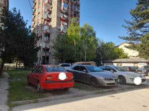 Неплаќачите на паркинг го „сотреа“ зеленилото зад „Пелагонка“ 2 во центарот на Битола