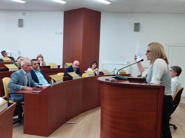 Претседателката на Советот на Општина Битола го обвини градоначалникот за диктатура, а тој неа за психички мобинг