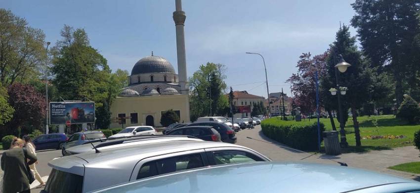 Битолчани со кола одат на кафе на Широк Сокак и се паркираат на диво за да не платат за паркинг