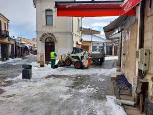 „Комуналец“ го чисти и отстранува снегот од уличките во Старата битолска чаршија