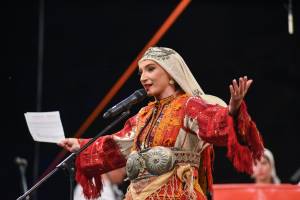 Маја Андоновска- Илијевски облечена во народна носија и со стихови од Рацин ги отвори Илинденски денови