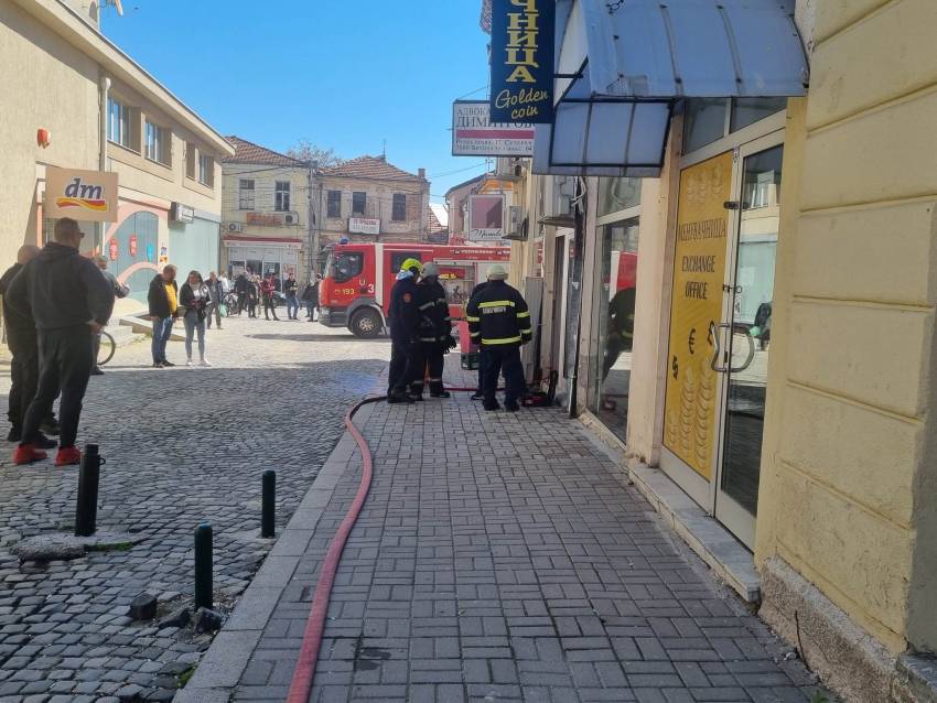 Пожар во ресторанот „Манаки“, пожарникарите интервенираат