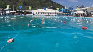 На Олимписки во Битола 19. Меѓународен пливачки натпревар, младите пливачи бараат затворен базен за да се конкурентни на своите врсници од соседството