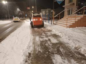„Комуналец“ Битола на терен во расчистување на пешачките патеки од снегот