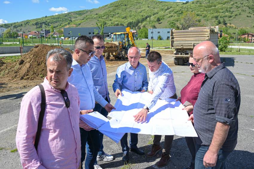 Почеток на реконструкцијата на спортските игралишта во ОУ„Елпида Караманди“Битола