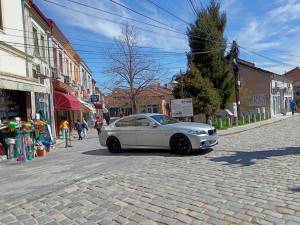 Ако битолчанец вози BMW тогаш “може“ да паркира и на пешачка зона во Старата битолска чаршија