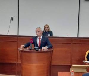 СДСМ: Учениците немаат превоз, а градоначалникот Коњановски со општинска свита лета за Брисел