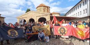 (Фото+ видео) Поминаа 25 километри пеш низ дожд и сонце за да се поклонат на гробот на Свети Наум