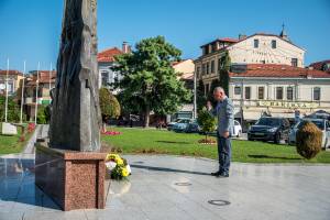Коњановски се поклони пред споменикот на НОАВМ во Битола-31 година независна Македонија