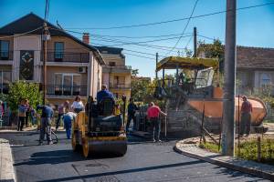 Нов асфалт и реконструкција на улицата „Стара чешма“