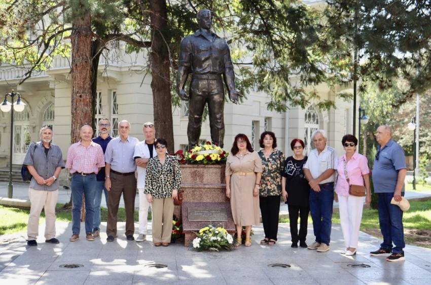 ПОЛОЖЕНО СВЕЖО ЦВЕЌЕ НА СПОМЕНИКОТ НА НАРОДНИОТ ХЕРОЈ СТИВ НАУМОВ