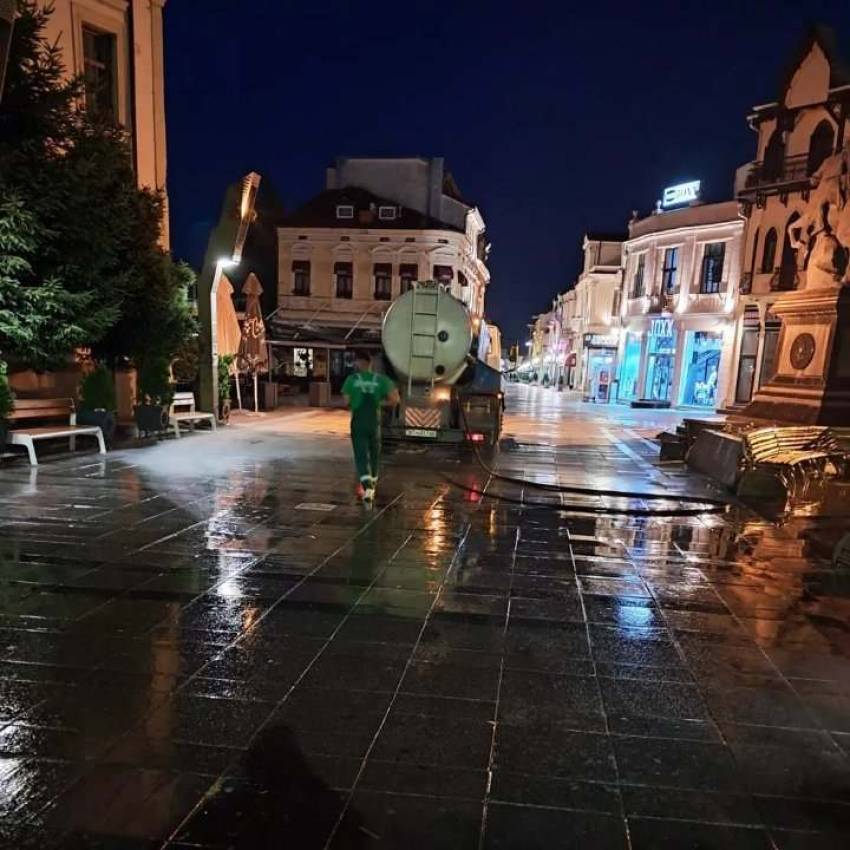 „Комуналец“ - Поради горештините, Широк Сокак и Градското шеталиште ноќе се мијат, дење се полеваат зелените површини