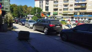 Битолчани сакаат да го паркираат автомобилот до масата во кафулето каде што седат