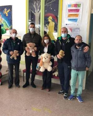Плишаните мечиња од дербито Пелистер – Вардар завршија во неколку институции во Битола (ФОТО)