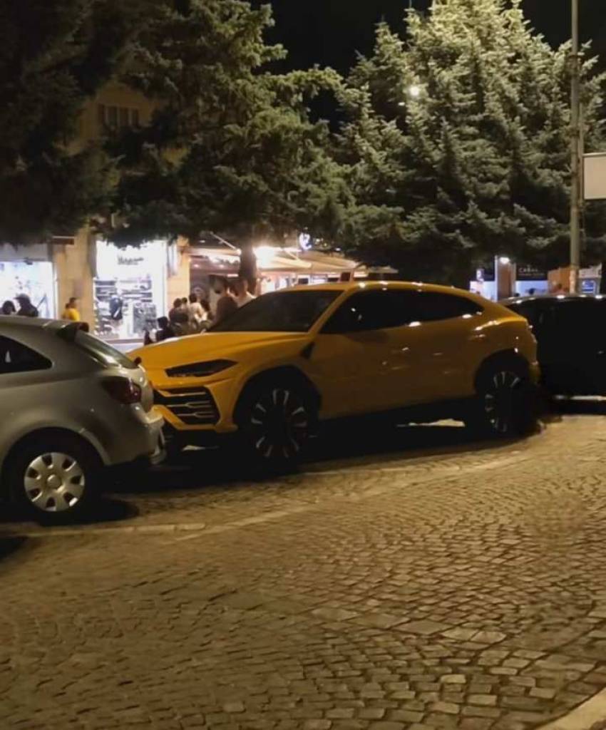 (Обновено) СРАМ!- Битолчанец со „ламборџини урус“ паркирал паралелно и зафатил две паркинг места резервирани за инвалиди на плоштадот „Гоце Делчев“