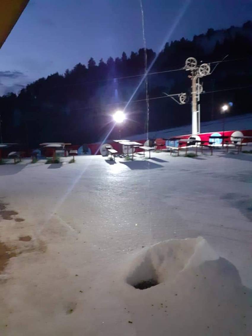 Неверојатни фотографии: Не е снег, од град побеле ски центарот Нижеполе