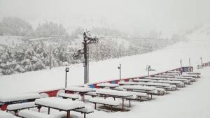 Снежни радости-падна првиот снег на ски центарот Нижеполе
