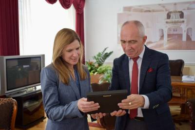 Американската амбасадорка Брнз во посета на градоначалникот Коњановски