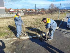 Екипи на „Нискоградба“ Битола ги чистат сливниците и решетките од атмосферската канализација низ градот
