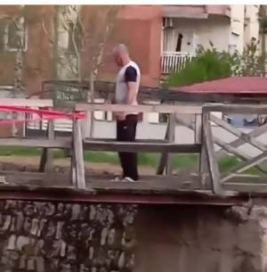 Овој е човекот што ја руши оградата на дрвениот мост кај „Кланица“ во Битола